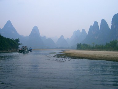 桂林の山々と雲海の幻想的な景色