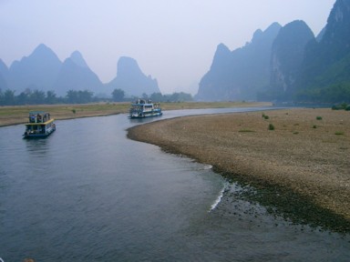 漓江の川を上る観光船