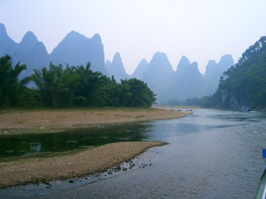 漓江に現れる無数の奇岩の山々