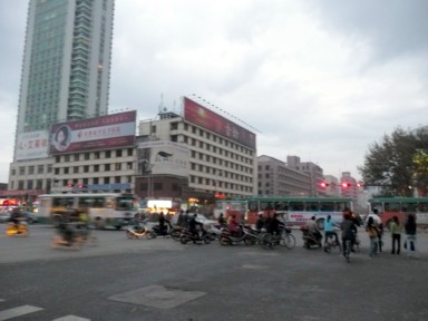夕暮れの昆明の慌ただしい街