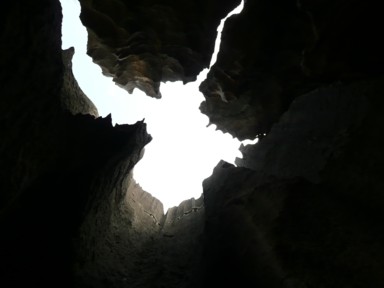 石林の岩を見上げて感じる大地のスケール