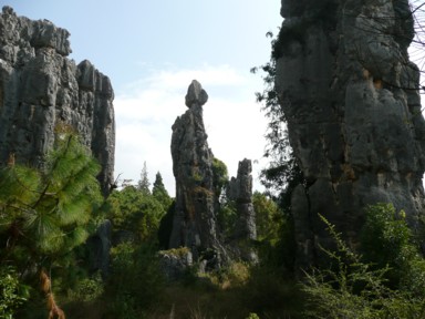 小石林の静かなエリアに巨大な岩の親子