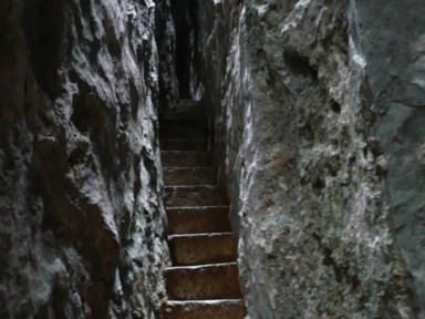 石林の狭い階段を進む