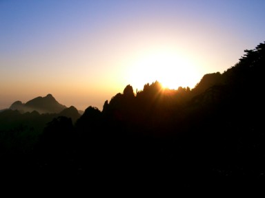 黄山の展望台から見る朝日