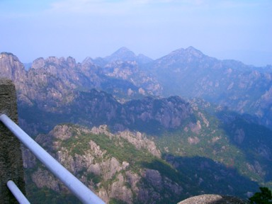 黄山の山頂からの山々