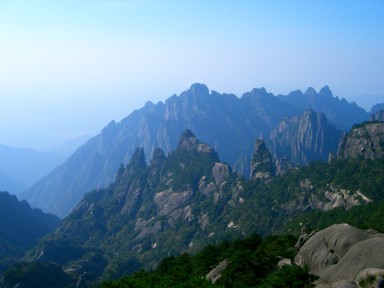 黄山のとがった山々