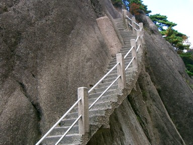 黄山の険しい登り道とすれ違いの登山者