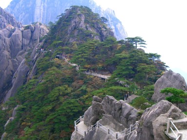 黄山の雲海と奇峰が織りなす幻想的な風景。