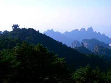 淡い霧に包まれた黄山の山水画のような景色