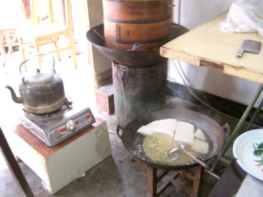 黄龍渓の名物の豆腐料理を作る場面