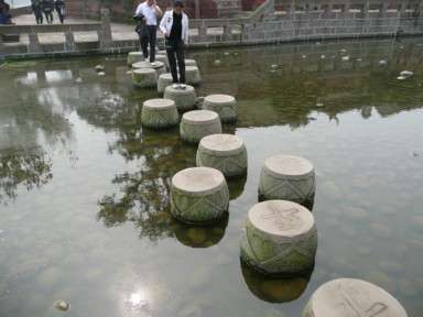 黄龍渓の小川に橋がわりの並ぶ石