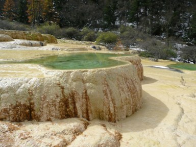 黄龍の棚田の人工物のような造形