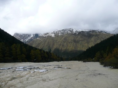 天然の滑り台のような石灰の白い台地の黄龍