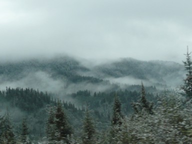 黄龍の周りの雪をかぶった山々