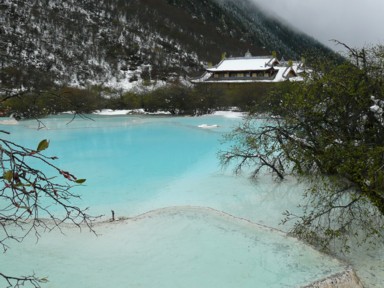 黄龍の石灰棚が織りなす美しい水色の池群。