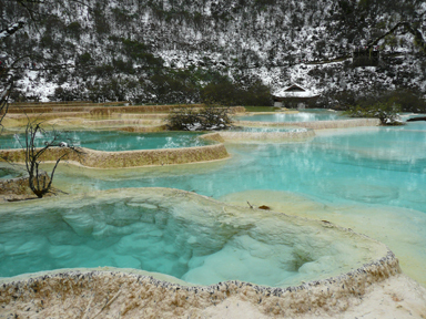 黄龍のチベット寺院と自然の調和
