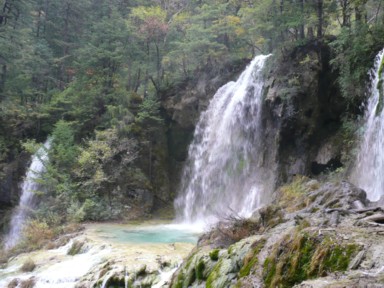 九寨溝の滝と青く輝く滝つぼ