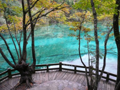 九寨溝の次々現れる青い池
