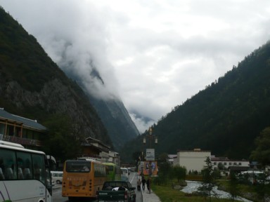 九寨溝の渓谷に並ぶ宿やレストラン