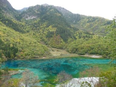 九寨溝の湖と渓谷が織りなす絶景