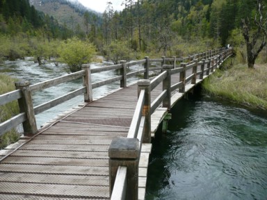 九寨溝の遊歩道が続く静かな九寨溝の奥地