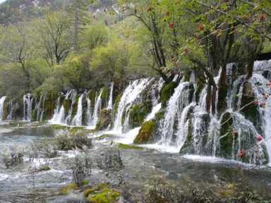 九寨溝の横に長い滝の熊猫海瀑布