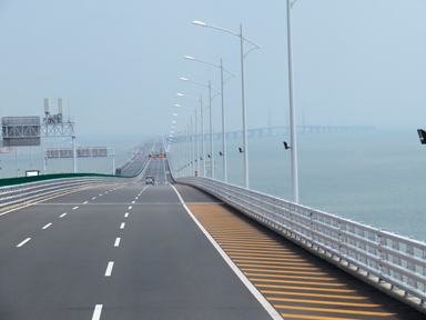 港珠澳大橋が海の上をはるか先まで曲がりながら延びる景色