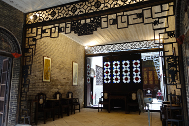 古い家の内部は細かい装飾