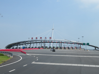 港珠澳大橋の香港とマカオを結ぶ世界最長の橋の入口