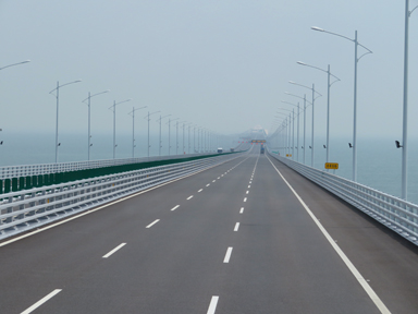港珠澳大橋の海の上を走る景色
