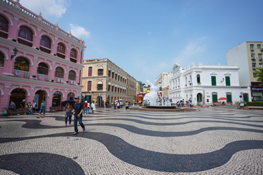 マカオのセナド広場のカラフルな建物