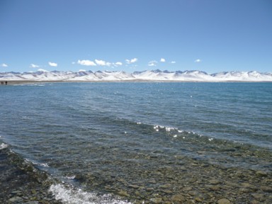 透き通るナムツォの湖水