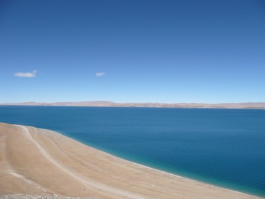 何も無い青藍の湖と空
