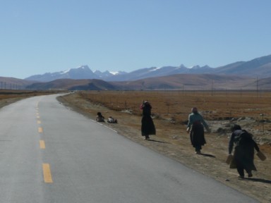 五体投地でラサへ向かう巡礼者