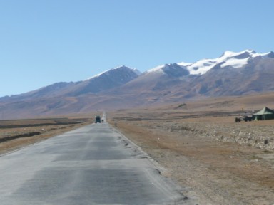 ナムツォへ向かうスケール感が大きすぎる1本道