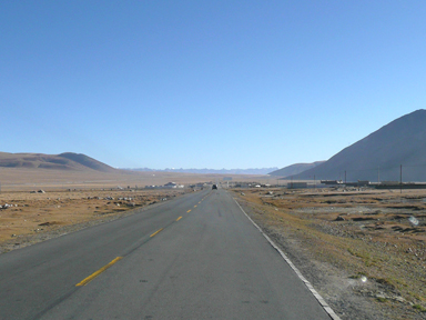 ナムツォへ向かう道の山と何もない台地