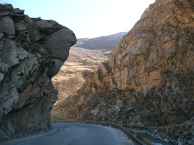 ラサへ向かう断崖の道のり