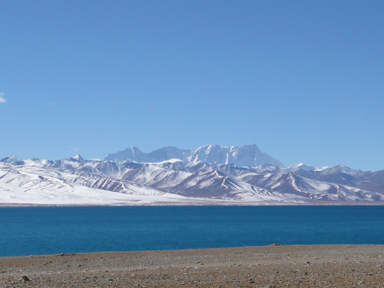 ナムツォの湖畔に並ぶ山々