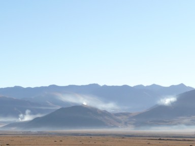 ナムツォへ向かう道の脇に立ち上る祈りの煙