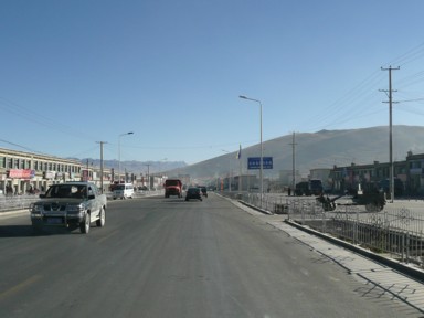 ダムシュンの小さな村の食堂