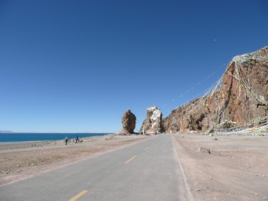 ナムツォ湖畔の岩にかかる無数の祈りの旗