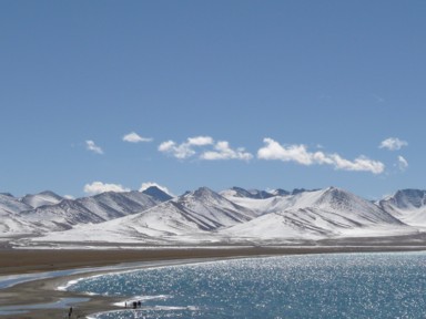 ナムツォのキラキラ輝く湖と雪をかぶった山々と真っ青な空