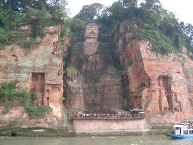 巨大な楽山大仏を見上げる迫力ある構図。