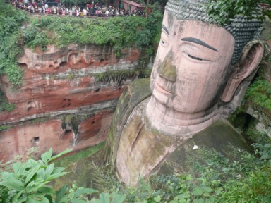 大地と一体化したように見える大仏の姿