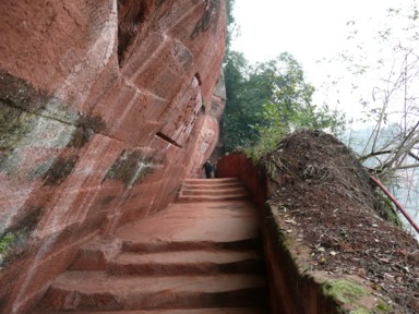 楽山大仏の横は崖沿いの細い遊歩道
