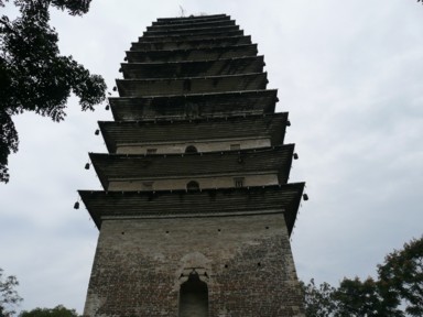 屋根が何重にも重なるお寺