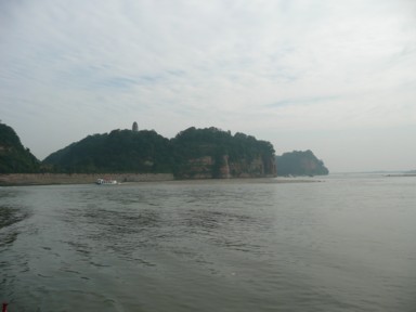 川沿いに横たわる巨大な寝釈迦像のような岩