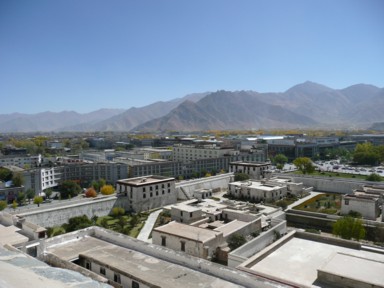 ポタラ宮からラサの乾燥した街の風景