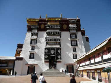 ポタラ宮の窓辺に揺れる黒い伝統の布