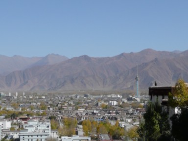 木のない山に囲まれたラサの街並み